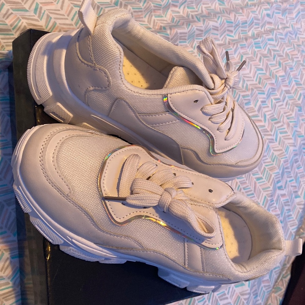 Minimalist lace-up front chunky sneakers